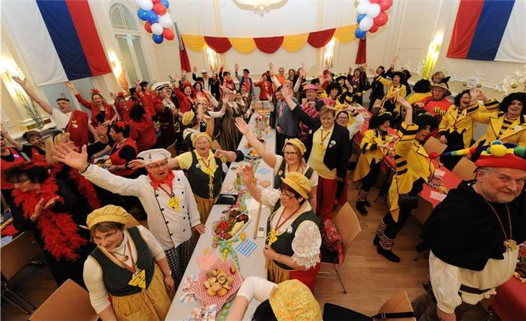 Die lautstark mitsingenden Möhnen hielt es nicht auf den Stühlen. -Fix