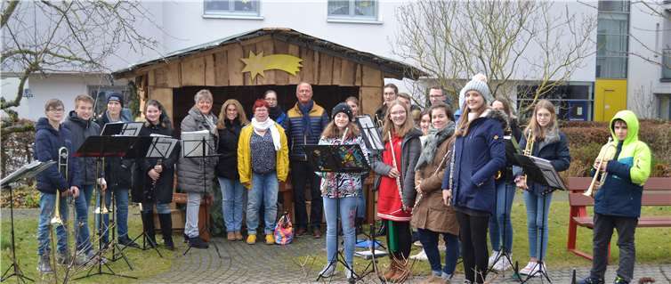 Die lebensgroße Weihnachtskrippe im Innenhof des Alten- und Pflegeheimes des Hospitalfonds in Montabaur wurde mit der Bläser-Klasse der Anne-Frank-Realschule, den Rehabilitanden des Bildungswerkes der Hessischen Wirtschaft, Margit Chiera vom Alten- und Pflegeheim und der Generationenbeauftragten Judith Gläser eingeweiht. Fotos: privat