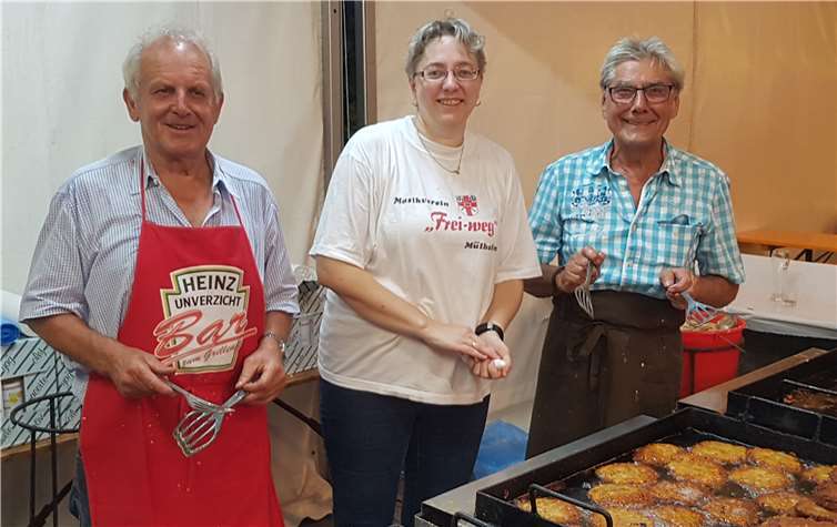 Die leckere Kartoffelspeise stand im Mittelpunktdes zweitägigen Festes. Bei der Zubereitung war auchReinhard Fey (links) behilflich, der im Jahr 2014 mit demEhrenamtspreis der Stadt Mülheim-Kärlich ausgezeichnet wurde. Fotos: JS