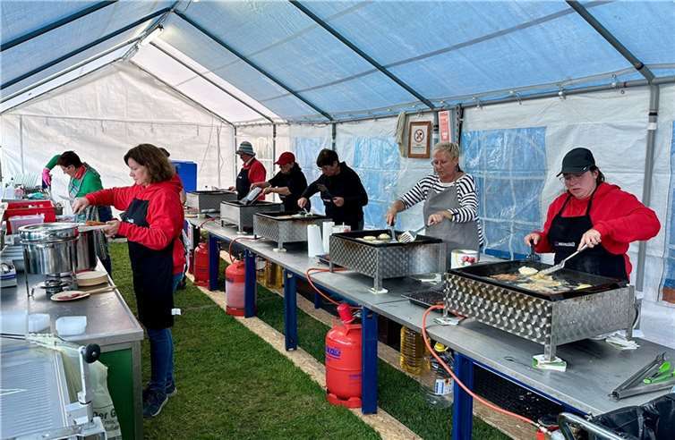 Die leckeren Krebbelcher werden gebacken. Fotos: KG Rheinfreunde 1845 e.V./Marian Knebel
