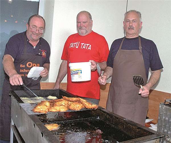 Die leckeren Reibekuchen von der Feuerwehr gehören natürlich zur Kirmes dazu.