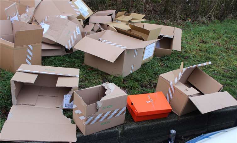 Die leeren Kartons wurden später auf einem Rastplatz gefunden. Foto: Polizei