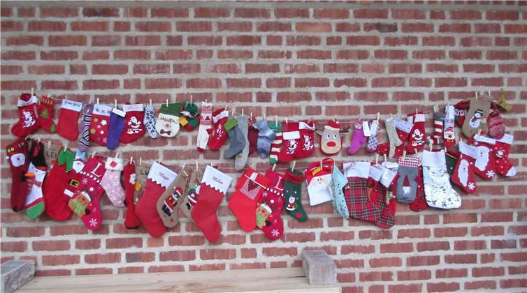 Die leeren Socken hängen für den Nikolaus zur Abholung bereit. Foto: Sabine Schäfer