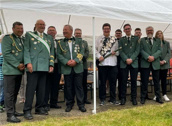 Die legendären Regenbrüder unter dem schützenden Regendach.