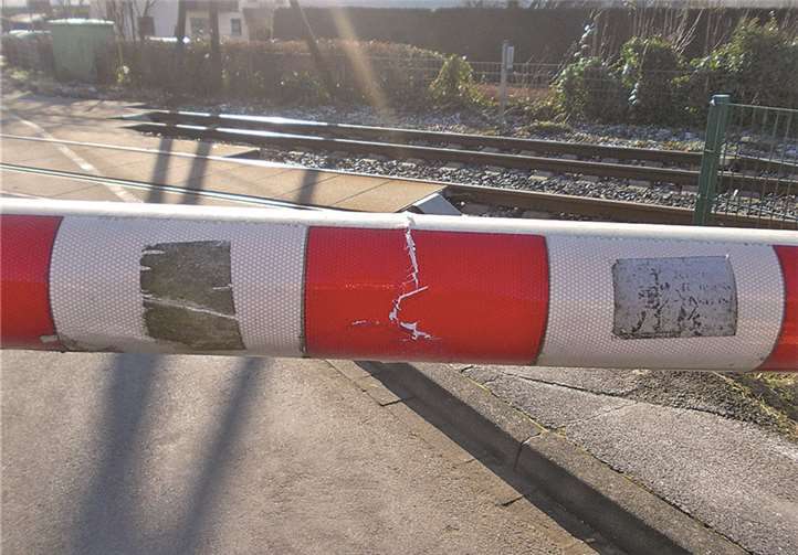 Die leicht beschädigte aber funktionsfähige Schranke.