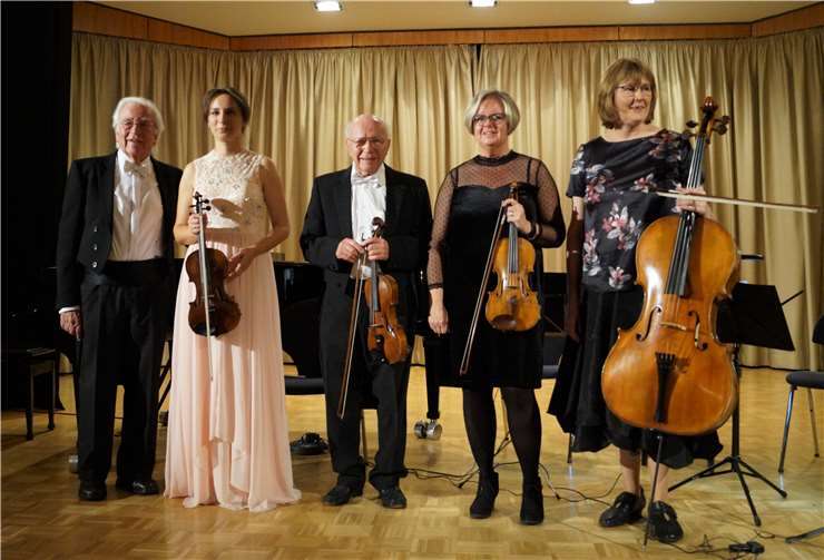 Die leichte Unterhaltungsmusik des 19. und 20. Jahrhunderts ist die Passion der „Salonmusiker“ des Ensembles A(hr)-Dur. Foto: SEL