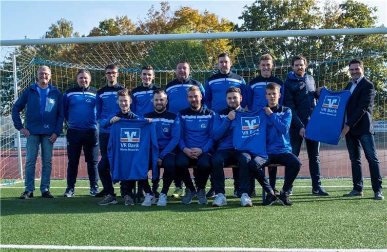 Die leider ein weiteres Mal am vergangenen Wochenende sportlich nicht auf der Höhe agierenden Ochtendunger Herren stellten sich mit Dirk Wey von der VR Bank Rhein-Mosel und Geschäftsführer Sebastian Neises (rechts) sowie Vorsitzendem Lothar Kalter (links) zum Dankeschön-Foto für die von dieser gestifteten Sweat- und T-Shirts. Foto: privat