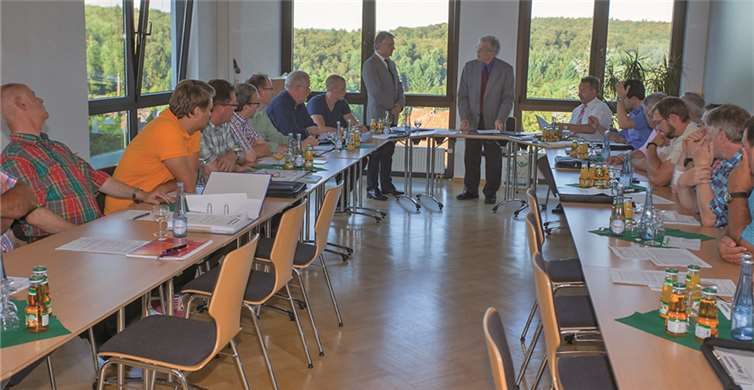 Die letzte Amtshandlung des scheidenden Bürgermeisters Karlheinz Kleinmann (stehend, r.) war die Ernennung und Vereidigung des neuen Bürgermeisters Robenek. WT