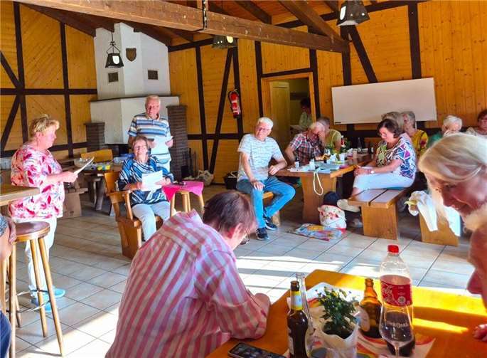 Die letzte Chorprobe wurde dann zu einem gemütlichen Beisammensein an die Grillhütte Bassenheim verlegt. Fotos: Kirchenchor St. Martin Bassenheim