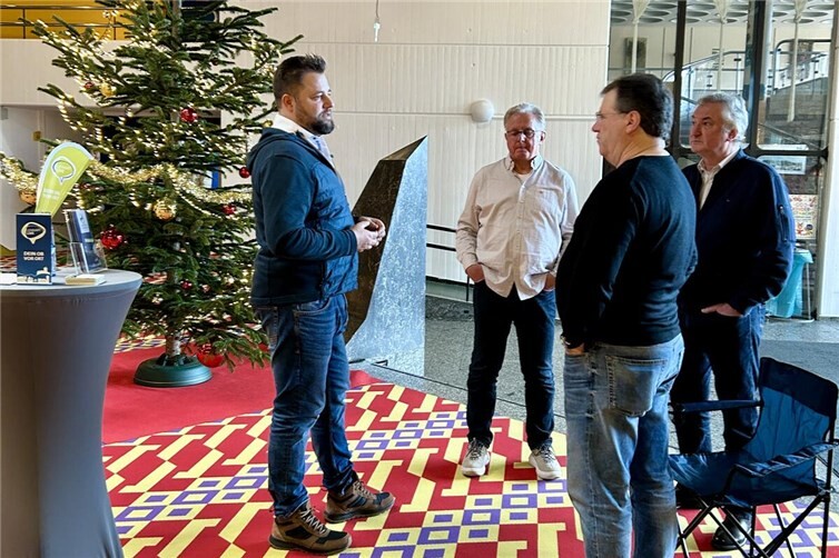 Die letzte Einwohnersprechstunde fand in weihnachtlichem Ambiente im Foyer der Stadthalle Lahnstein statt. Foto: Eva Dreiser / Stadtverwaltung Lahnstein