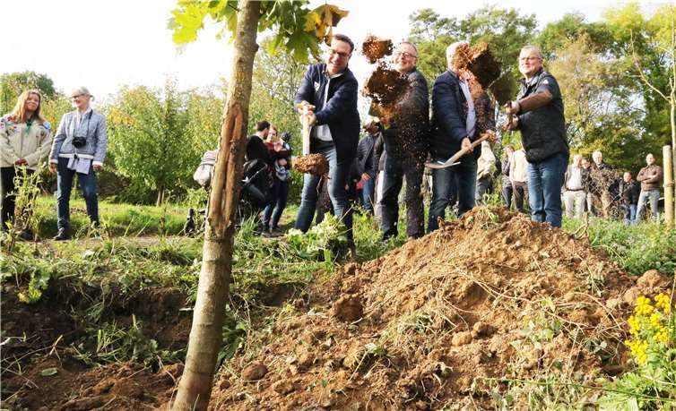Die letzten „Erdarbeiten“ am „Bienenlant“ wurden (von links) von Burchard Kraus, Landrat Dr. Jürgen Pföhler, Ortsvorsteher Leo Mattuscheck und Bürgermeister Achim Juchem durchgeführt. Fotos: DU