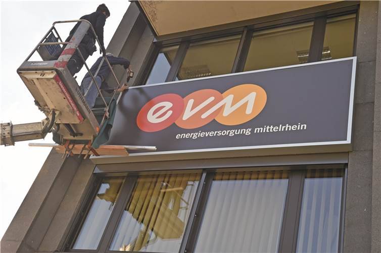 Die letzten Handgriffe sind gemacht: Kundenzentren der neuen evm haben jetzt alle das neue Logo und bieten einheitliche Beratungs- und Serviceleistungen an. evm/Seydel