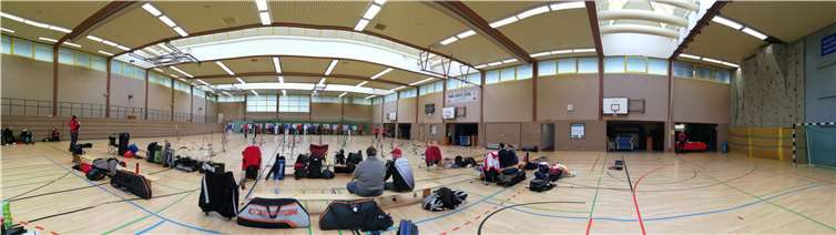 Die letzten Pfeile verschossen: Die Teilnehmer der Kreismeisterschaften Indoor 2019 holen nach dem letzten Durchgang ihre Pfeile und warten auf die Auszählung der Ergebnisse.Privat