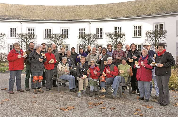 Die letzten Tulpen wurden am 11.11. im Schlosspark gepflanzt, 43.000 Tulpenzwiebeln, eine schier unvorstellbare Menge, haben die Mitglieder des Teams Staudenpflege im Oktober/November per Hand gepflanzt. Anna Maria Schuster, Geschäftsführerin, überraschte das Team mit Martinsbrezeln und einem kleinen Umtrunk. © Dietmar Guth