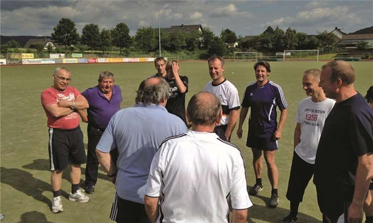 Die letzten taktischen Anweisungen vor dem Spiel gegen die Jugend. privat