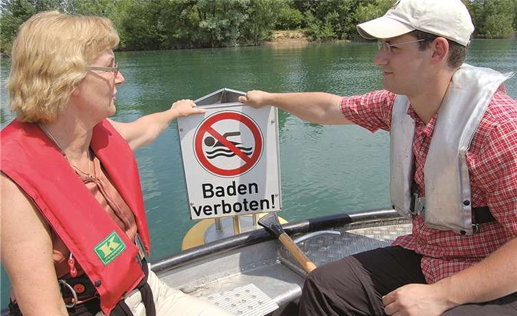 Die letztjährig ausgebrachten Bojen, die auf das bestehende Badeverbot hinweisen, wurden durch die Kräfte der Feuerwehr Neuwied sowie den Mitarbeitern der Kreisverwaltung neu positioniert. Umweltreferatsleiterin Ina Heidelbach und Mitarbeiter Stefan Kamm kontrollieren die richtige Position. Privat