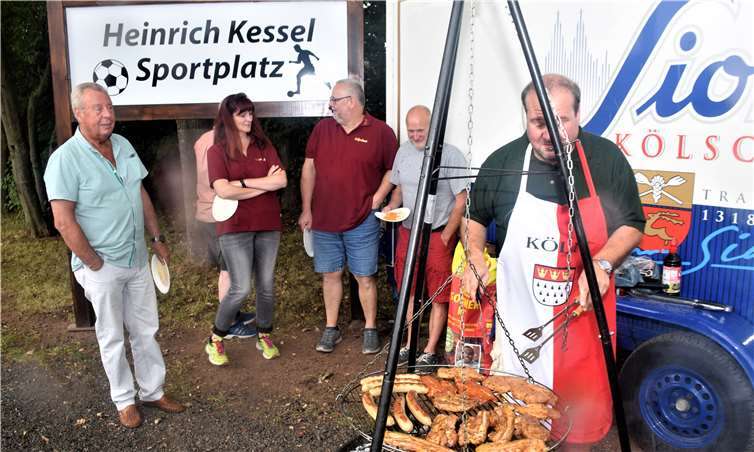 Neue Tollitäten wurden mit Deftigem willkommen geheißen Die letztjährige Wormersdorf Tollität Dirk I. musste sich allein um das Grillgut kümmern, da das restliche Dreigestirn bereits im Urlaub weilte.