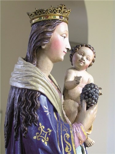 Die leuchtendblaue Bronzeskulptur „Das Tuch der Maria“ wurde 2012 im Beisein des Künstlers Iskender Yediler im Bad Breisiger Kurpark eingeweiht.