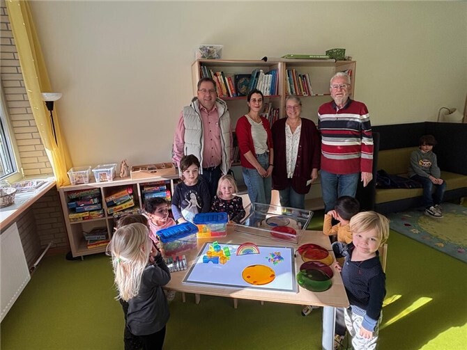 „Die leuchtenden Augen der Kinder waren für uns das schönste Dankeschön“, betonten die Vertreter der Bürgergemeinschaft bei der Übergabe.  Foto: Bürgergemeinschaft Pro Heimbach-Weis e.V.