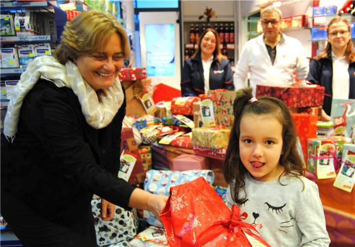 Die leuchtenden Kinderaugen bei der Geschenkübergabe rührte das Organisationsteam der Aktion sehr.