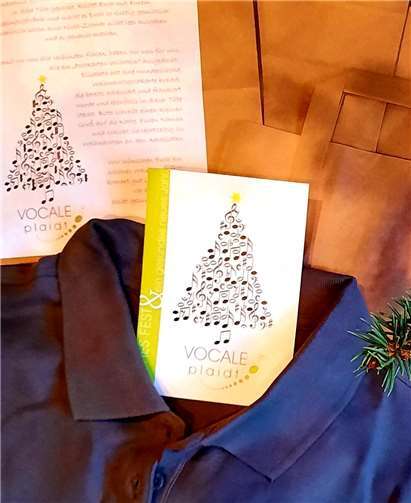 Die liebevoll gefüllten Tüten enthielten nicht nur die neuen Chorshirts, sondern auch Equipment für die Weihnachtsonlineprobe und eine eigens für den Chor entworfene Postkarte, bereits frankiert und adressiert, die zum „Postkartenwichteln“ einlud. Foto: privat