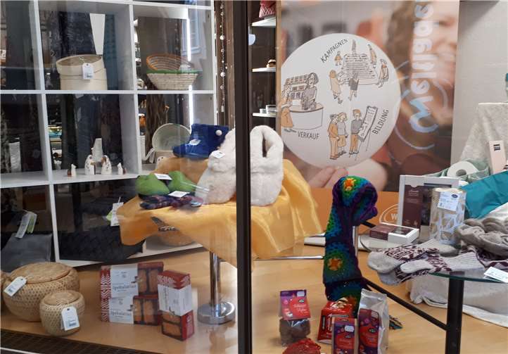 Die liebevoll weihnachtlich dekorierten Schaufenster des Weltladens ladenauch in diesem Jahr dazu ein, sich intensiv mit dem Angebot an fair gehandelten Artikeln zu beschäftigen. Foto: Weltladen Linz