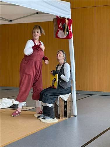 Die liebevolle und kreative Umsetzung durch die beiden Darstellerinnen des TheaterRaumMainz GbR kam bei den Kindern gut an. Fotos: privat