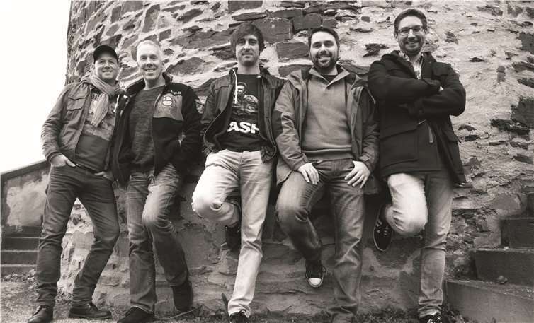 Die lokale Band „De Knocheläcker“ aus Engers spielt live in Sayn am Freitagabend.
