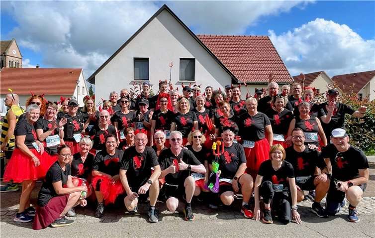 Die lustigen Teufelsläufer vom Laacher See vor dem Start des Halbmarathons.  Foto: Hein Baier