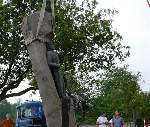 Die mächtige Jakobus-Pilgersäule von Peter Hänig wurde im Auftrag der SMB Mayen 2011 am Eifel-Camino aufgestellt.