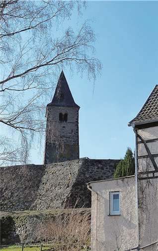 Die mächtige Mauer an der „Alten Kirche“ in Miesenheim wurde durch den Hang erforderlich. privat