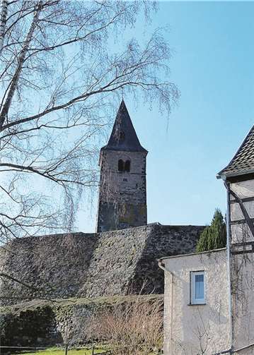 Die mächtige Mauer an der „Alten Kirche“ in Miesenheim,die durch den Hang erforderlich war.Scheuren