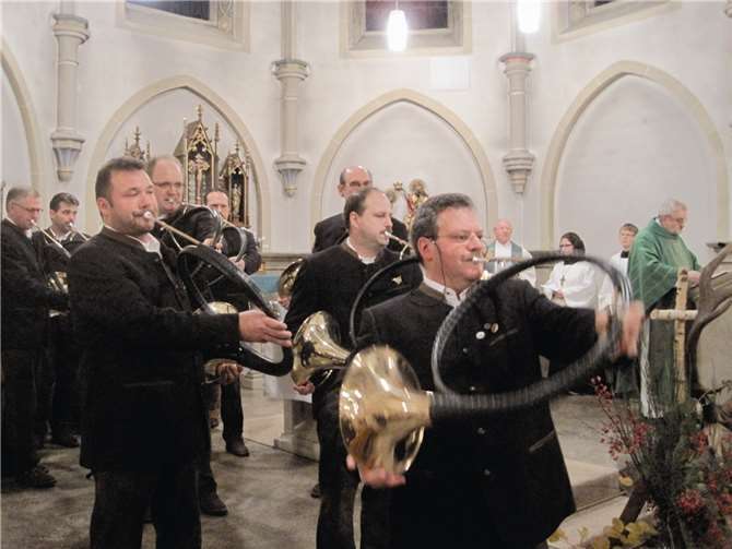 Die mächtigen Parforcehörner werden auch heute noch zur Jagd verwendet. In der Kirche klangen die Instrumente der Bläser aus Struth sehr eindrucksvoll. TT