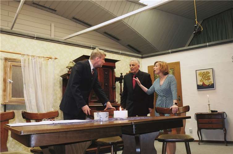 Die männerbetörende Tochter des Hauses versteht es hervorragend, mit ihren Verehrern zu spielen.