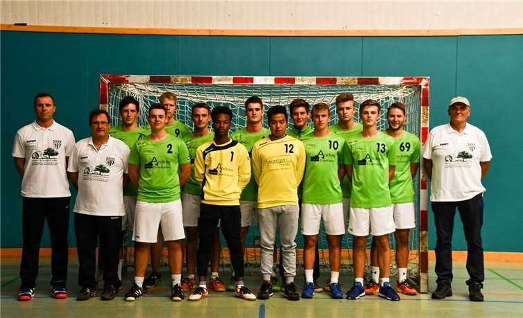 Die männliche A-Jugend: Nils Harden, Maximilian Dippel, Lukas Bonikowski, Martin Mohr, Peter Stein, Steven Timaschov, Marek Heuft (hinten, v. l.), sowie Trainer Dariusz Bugaj, Betreuer Bernd Schlaus, Justin Schlaus, Emanuel Odonkor, Quang Minh Tran, Jakob Breil, Michael Alef und der 1.Vorsitzende der Abteilung Handball, Dirk Mohr (vorne, v. l.). privat.