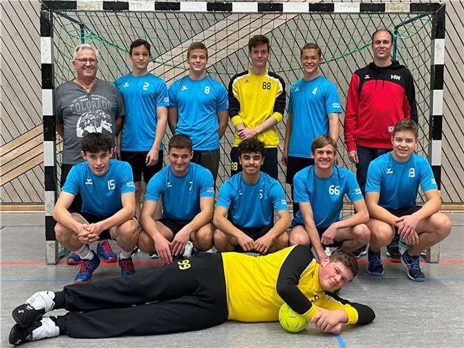 Die männliche B-Jugend der JSG Ahrbach/Bannberscheid stellt sich vor; hinten (v.l.n.r.): Trainer Mario Reschke, Carlo Arzbach, Luis Fahrentholz, Louis van Laer, Noah Best und Co-Trainer Henry Wegener; vorne (v.l.n.r.): Jakob Manns, Agon Daci, Abdel Kaddour, Sven Wegener und Jan Niclas Franzius; liegend: Noah Hoffmann. Auf dem Foto fehlen Marlon Langhans und Erik Mack.Foto: JSG Ahrbach/Bannberscheid