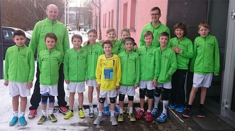 Die männliche E-Jugend mit ihren Trainern.privat