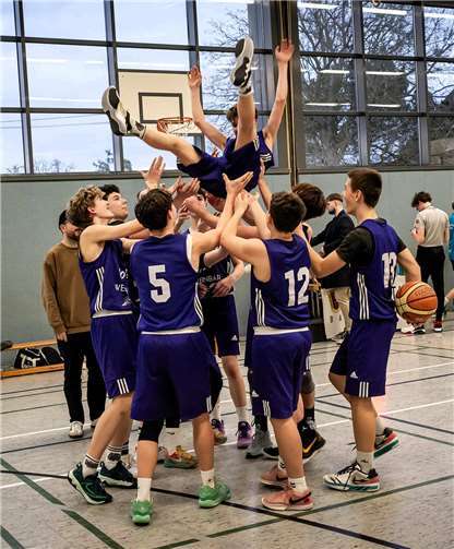 Die männliche U 16 bejubelt ihren Auswärtssieg bei den Sportfreunden Neustadt/Wied.  Foto: Lisa Ferrlein