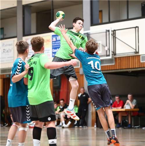 Die männlichen Auswahlteams der Handballverbände Rheinland, Rheinhessen, Pfalz und der Fédération Luxembourg kämpfen um den heiß begehrten Turniersieg.  Foto: HV Vallendar