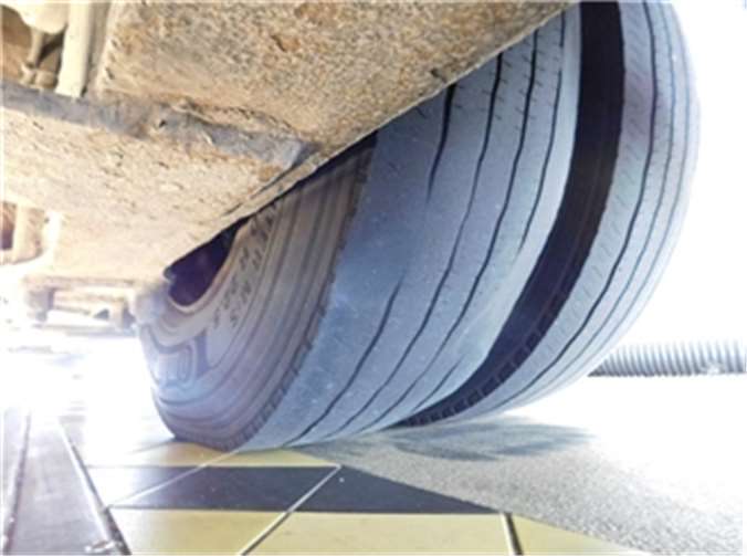 Die mangelhafte Bereifung des kontrollierten Busses war nur einer von vielen Mängeln, die bei einer Prüfung aufgefallen waren. Foto: Verkehrsdirektion Koblenz