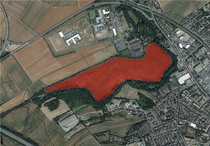 Die markierte Wiese an der Nette darf künftig nicht mehr betreten werden. Diese Wiese wird als „Ökokonto“ der Stadt genutzt, sie dient der Futtergewinnung für Nutztiere und soll in den Randbereichen Insekten Lebensraum bieten. Dafür wurden entsprechende Kräutermischungen eingesät. Durch Verunreinigungen vor allem durch Hundekot und auch Müll kann das Heu derzeit nicht als Futter verwendet werden, und die Blühbereiche konnten sich nicht entwickeln, da sie als Trampelpfade genutzt wurden. Deshalb wird die Sperrung notwendig.  Quelle: Stadt Andernach