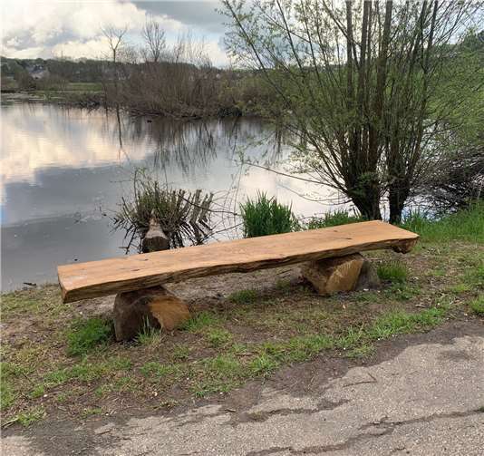 Die massive Holzbank wurde in Eigenleistung hergestellt und am See aufgebaut. Foto: privat