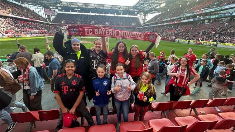 Die mehrheitlich den FC Bayern unterstützenden Spielerinnen konnten den 3:0 Erfolg der Gäste feiern. Quelle: JSG Bad Breisig