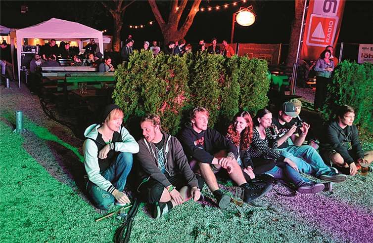 Die meist jungen Musikfans suchten die Nähe zur Bühne. HEP