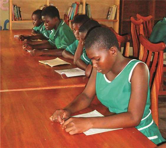 Die meisten Menschen in Ghana können es sich nicht leisten ihre Kinder in die Schule zu schicken, dafür Schulgeld zu bezahlen, Bücher und die in Ghana übliche Schuluniform zu kaufen. Da kommt die Unterstützung der Carpe Diem Privatschule genau richtig. privat