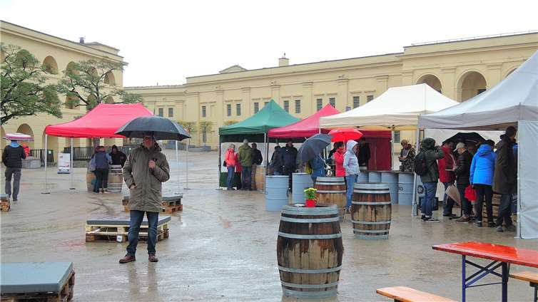 Die meisten Steh- und Sitzgelegenheiten blieben ungenutzt. Aber die,die gekommen waren, machten das Beste draus und feierten. Fotos: BSB