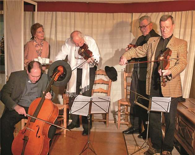 Die merkwürdigen „Musiker“ v.l. Clint Christian Staak, Sebastian Schlatterer, Rudolf Heinrich und Peter Meurer, die neu in der Wohnung bei Mrs. Wilberforth, gespielt von Ursula Rocke, eingezogen sind.privat