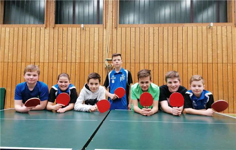 Die mit 12:0 Punkten ungeschlagene Meistermannschaft (III. Jugend) und jüngste Spieler des TuS: Luca Schäfer, Sari Reckenthäler, Ruben Hold, Marcel Lenz, Benny Pagel, Martin Pörsch, Leonard Groz (v.l.n.r.). Foto: privat