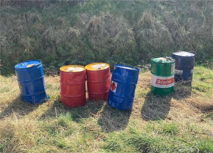 Die mit Altöl befüllten Fässer wurden illegal entsorgt.Foto: Polizei Euskirchen