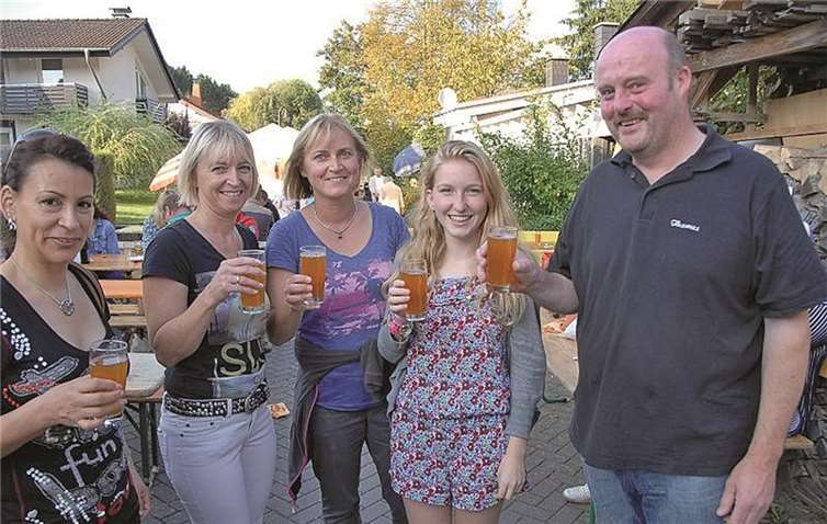 Die mit Sicherheit weiteste Anreise hatte Libby Overfield aus Buffalo/New York (2. von rechts), die als Austauschschülerin bei der Familie Frorath in Kleinmaischeid wohnt und auf dem Apfel- und Weinfest von Ortsvorsteher Thomas Kreten (rechts) begrüßt wurde.Privat